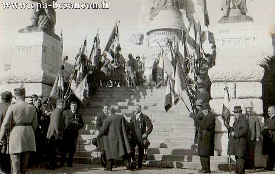 Besançon - Remise de la Légion d'Honneur à M. le Maire (Charles Siffert) au Monument aux Morts le 11 Novembre 1934